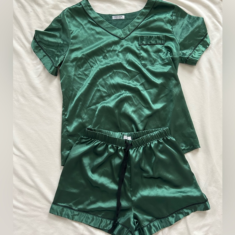 Emerald Green Satin Pajama Set – Short Sleeve Top & Shorts 💚